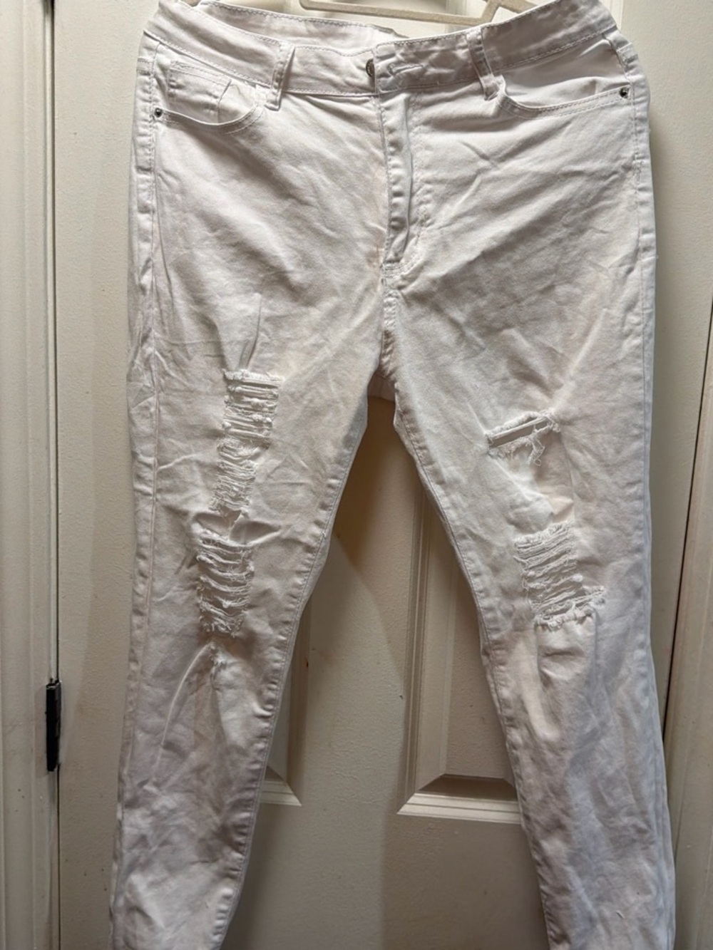 Men's White Skinny Jeans with Distressed Detailing